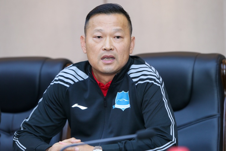 武汉女足主帅:五线作战容易出现伤病 奥克兰联身体硬朗侵略性强