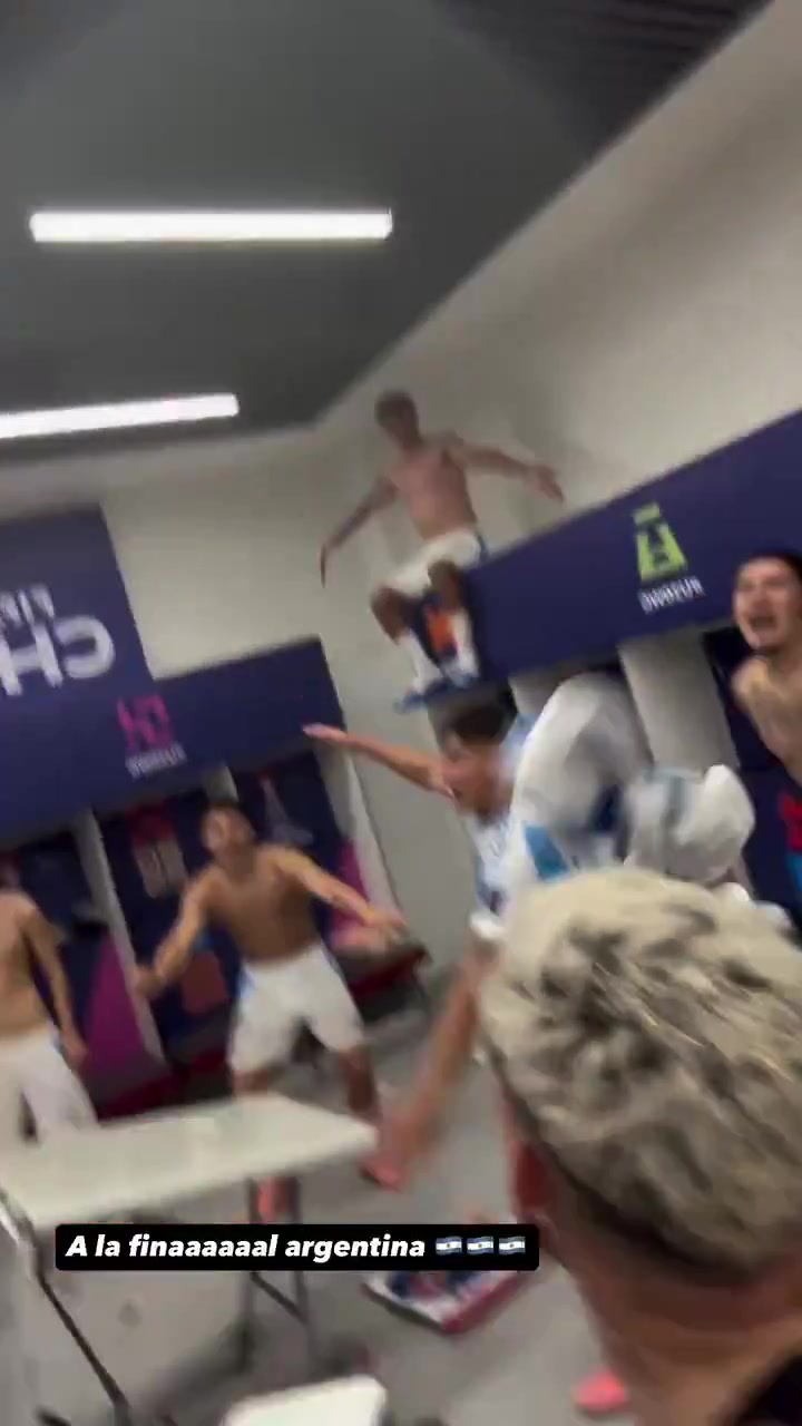 狂欢!阿根廷U20进入世青赛决赛,球员们在更衣室疯狂庆祝